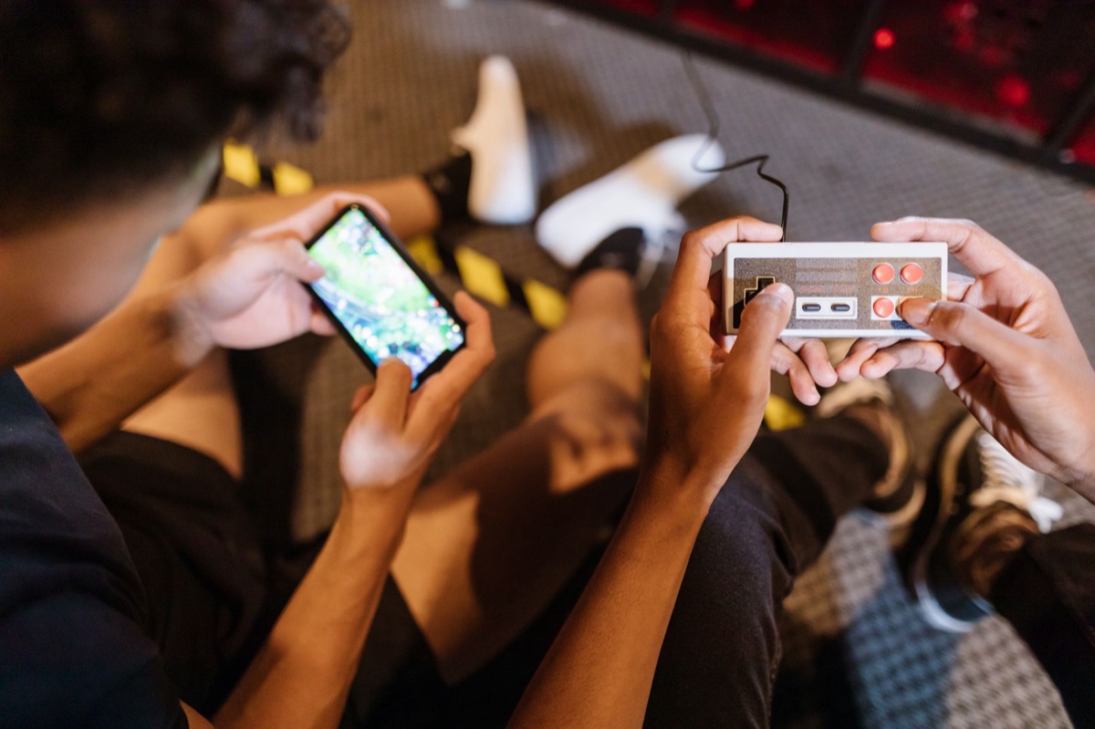 Joueur de mobile esports sur smartphone