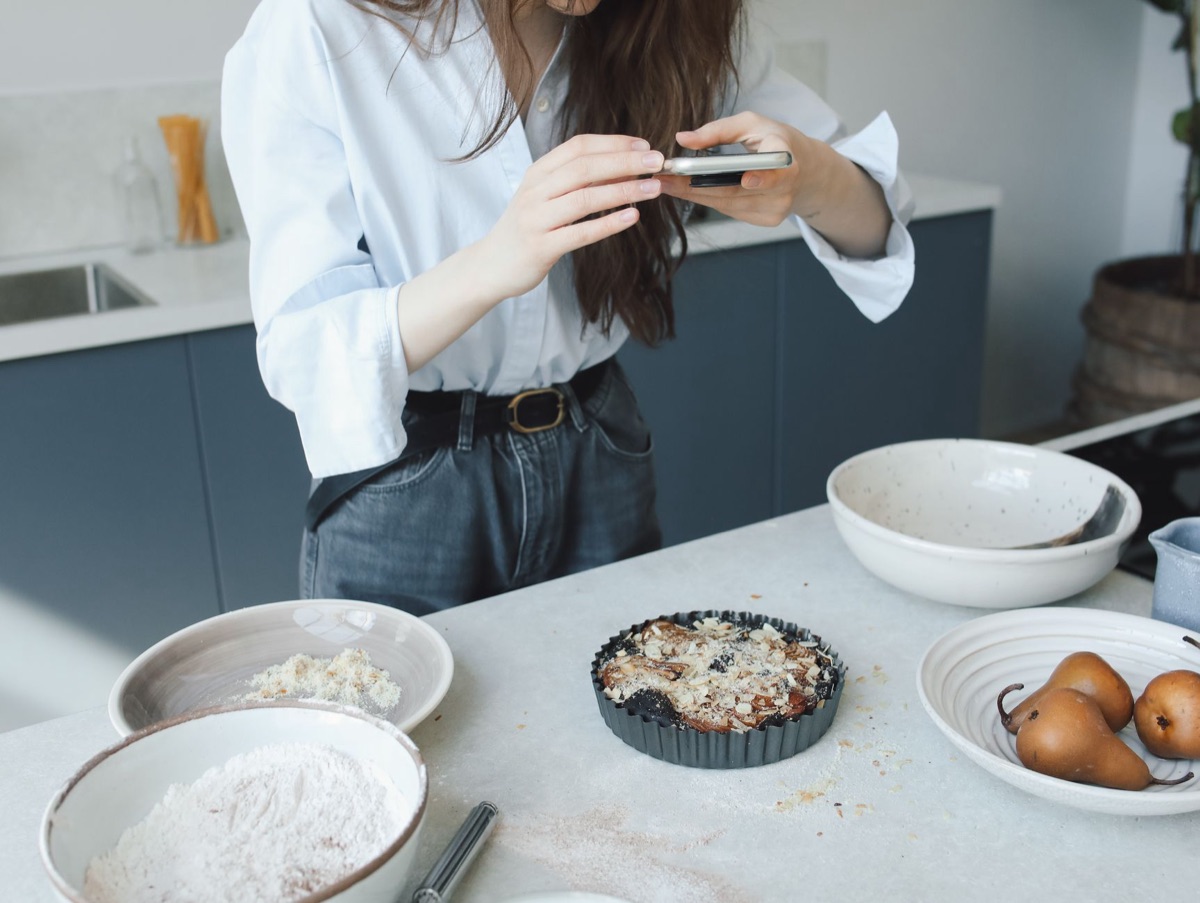 blogger filipino con plato