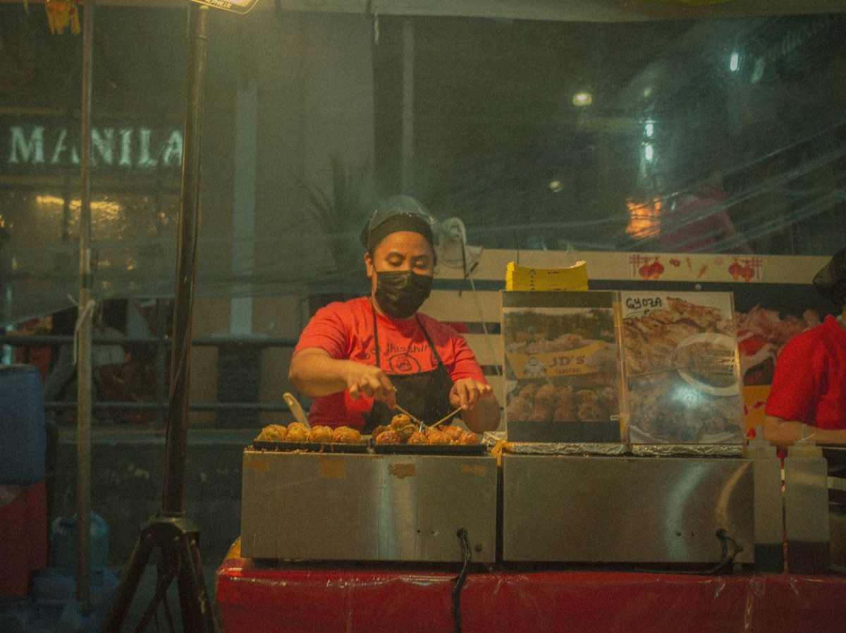 Venditore di strada con un cibo in tavola