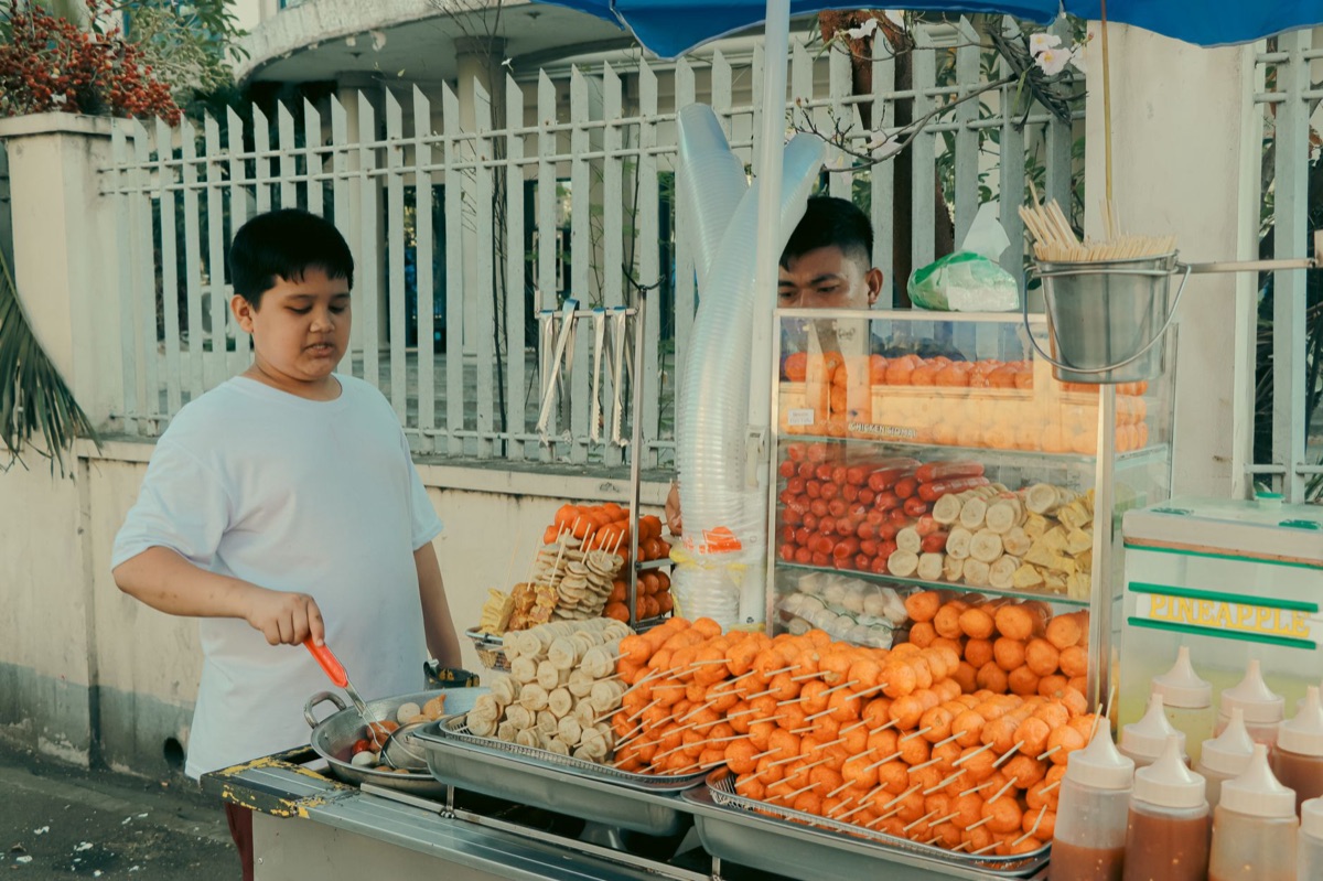 Filipino food vendor preparing lumpia