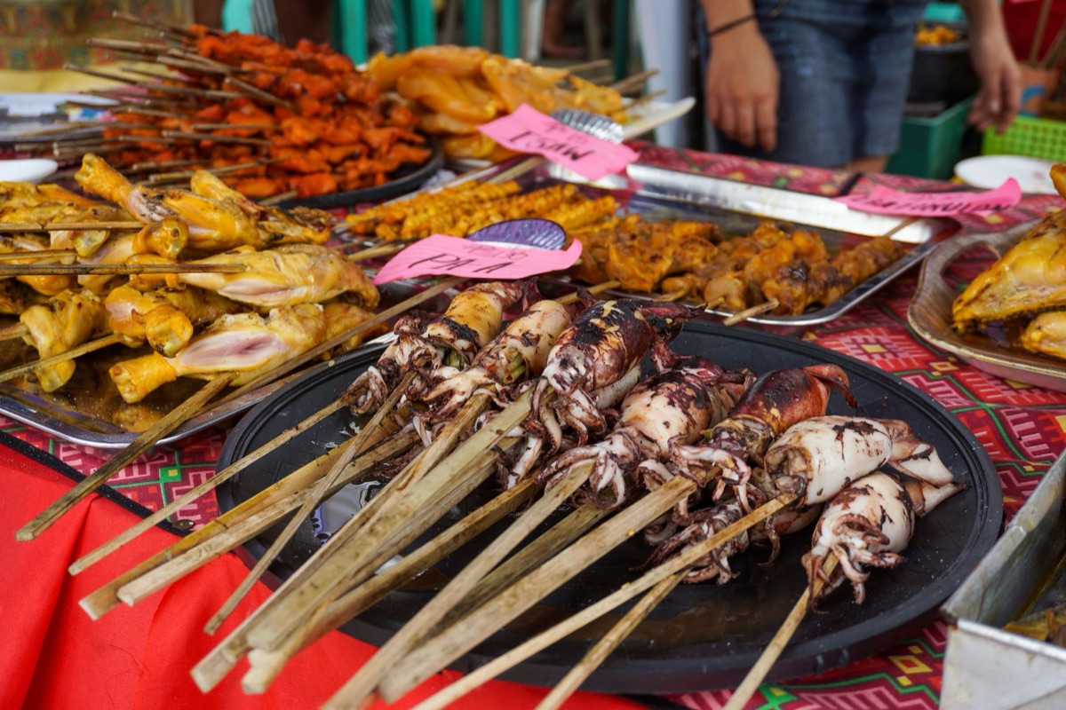 vendedor filipino vendendo lumpia no mercado
