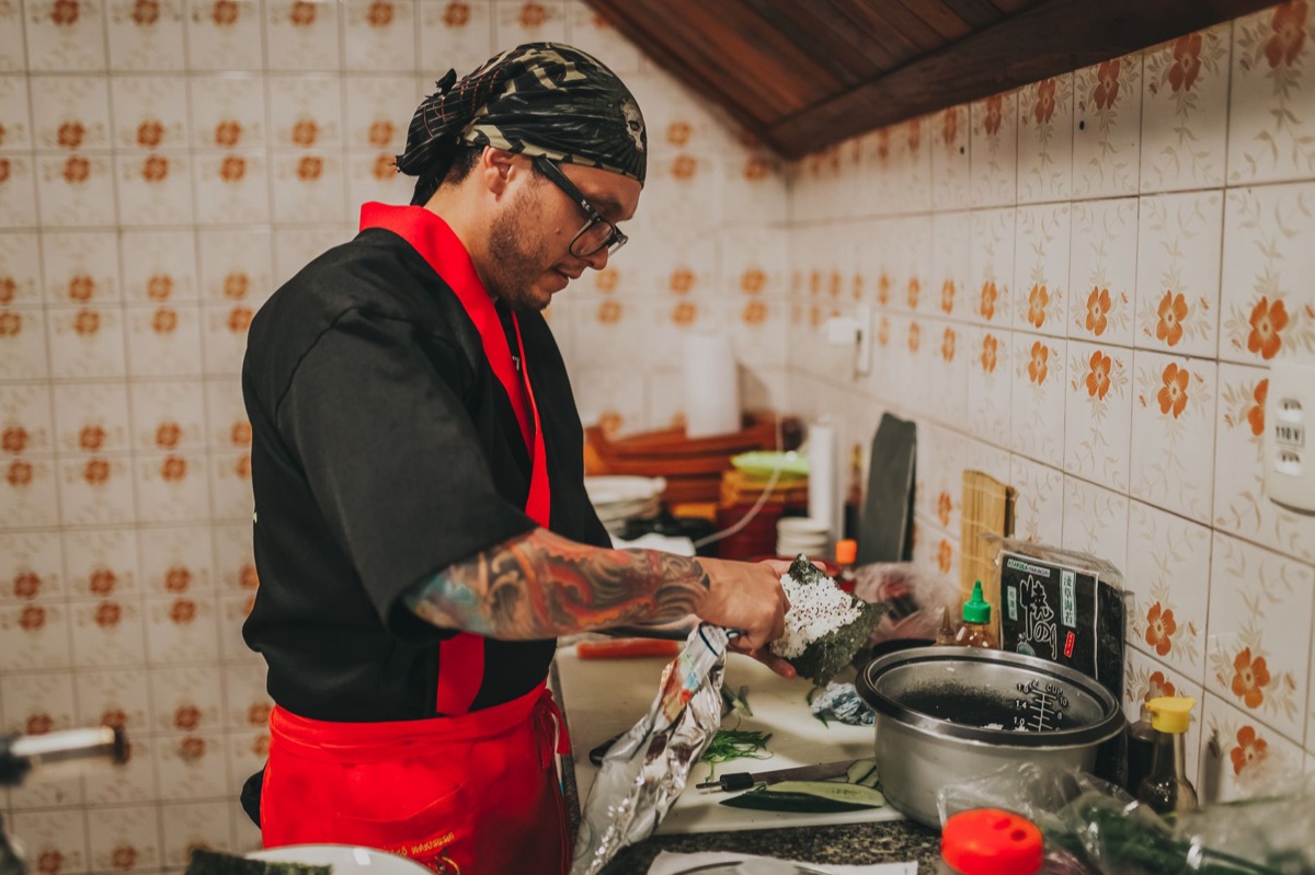 cozinheiro filipino preparando pancit no mercado