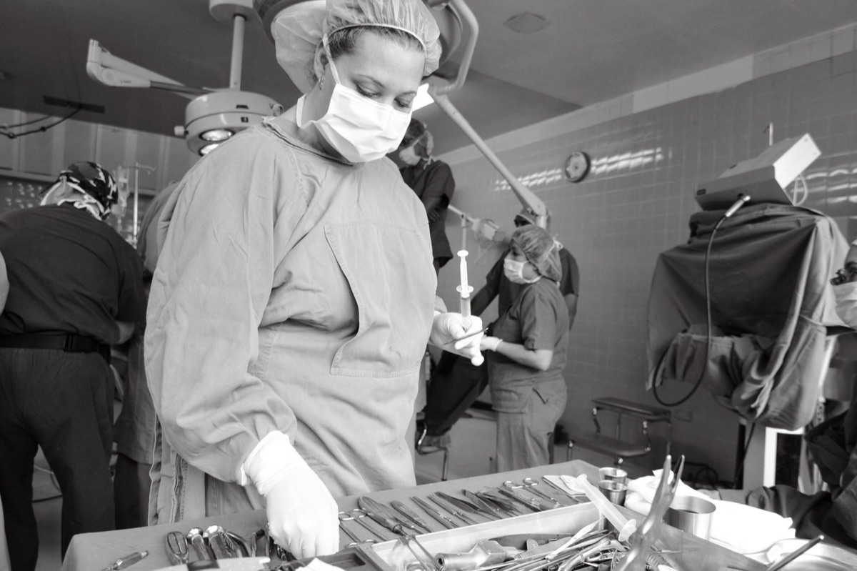 filippino youtuber con strumenti medici
