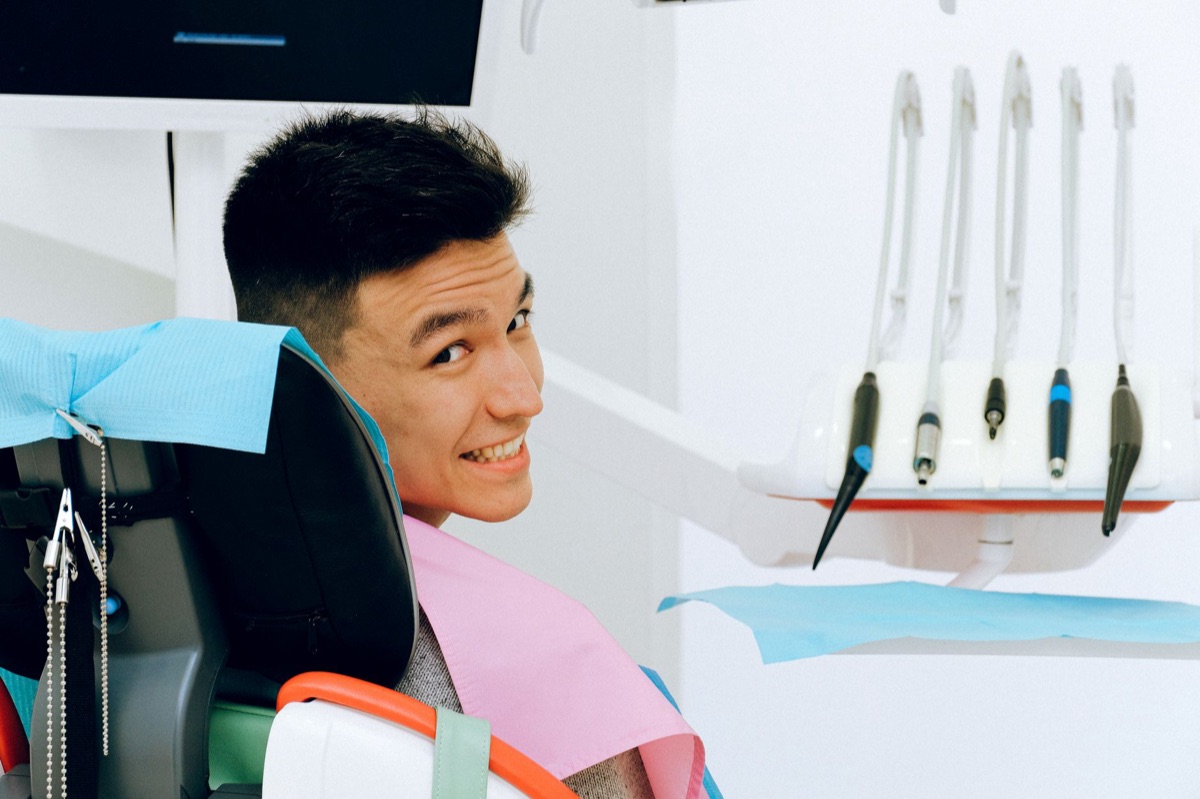 youTuber com equipamento médico