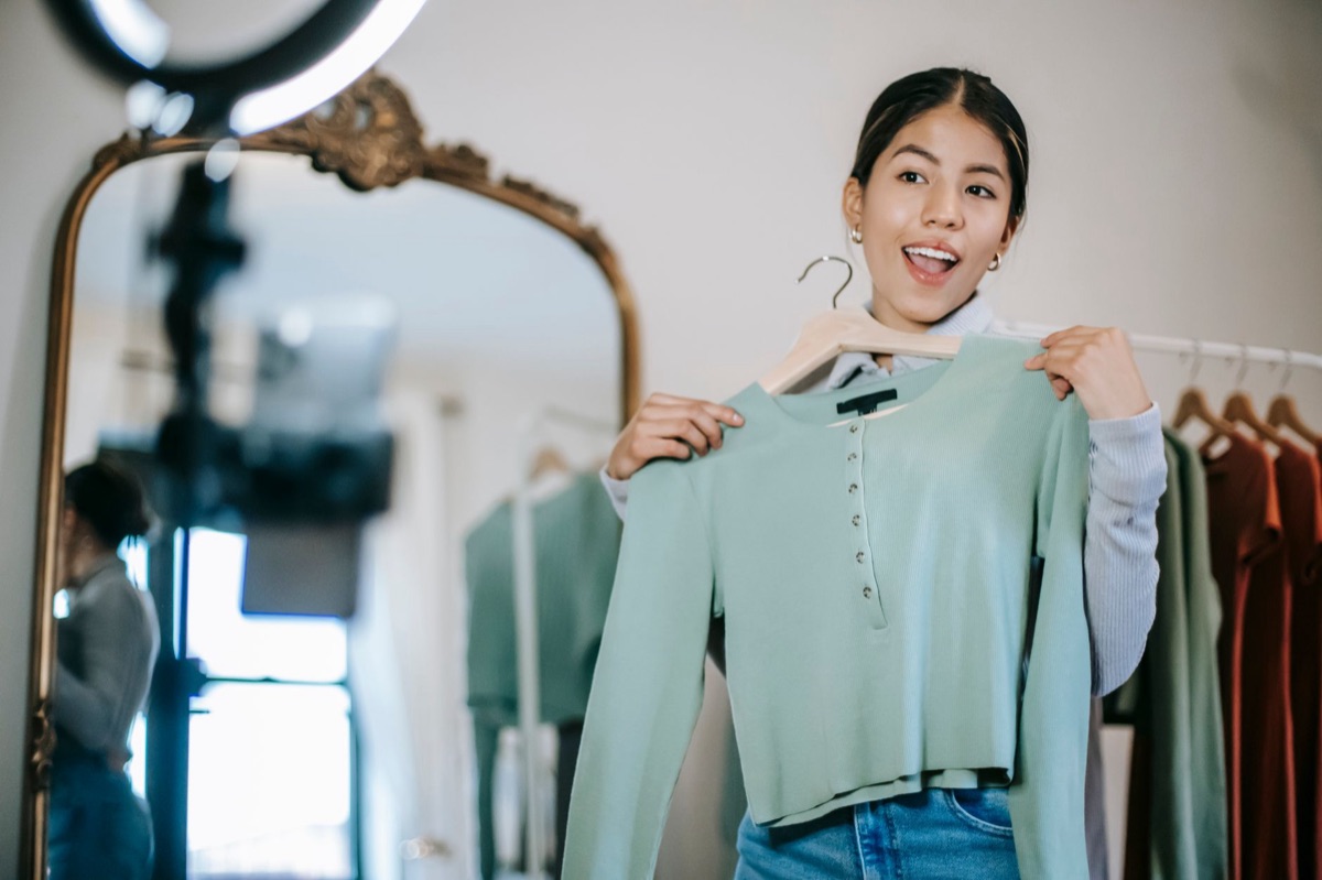 Maine un créateur de contenu philippin en studio