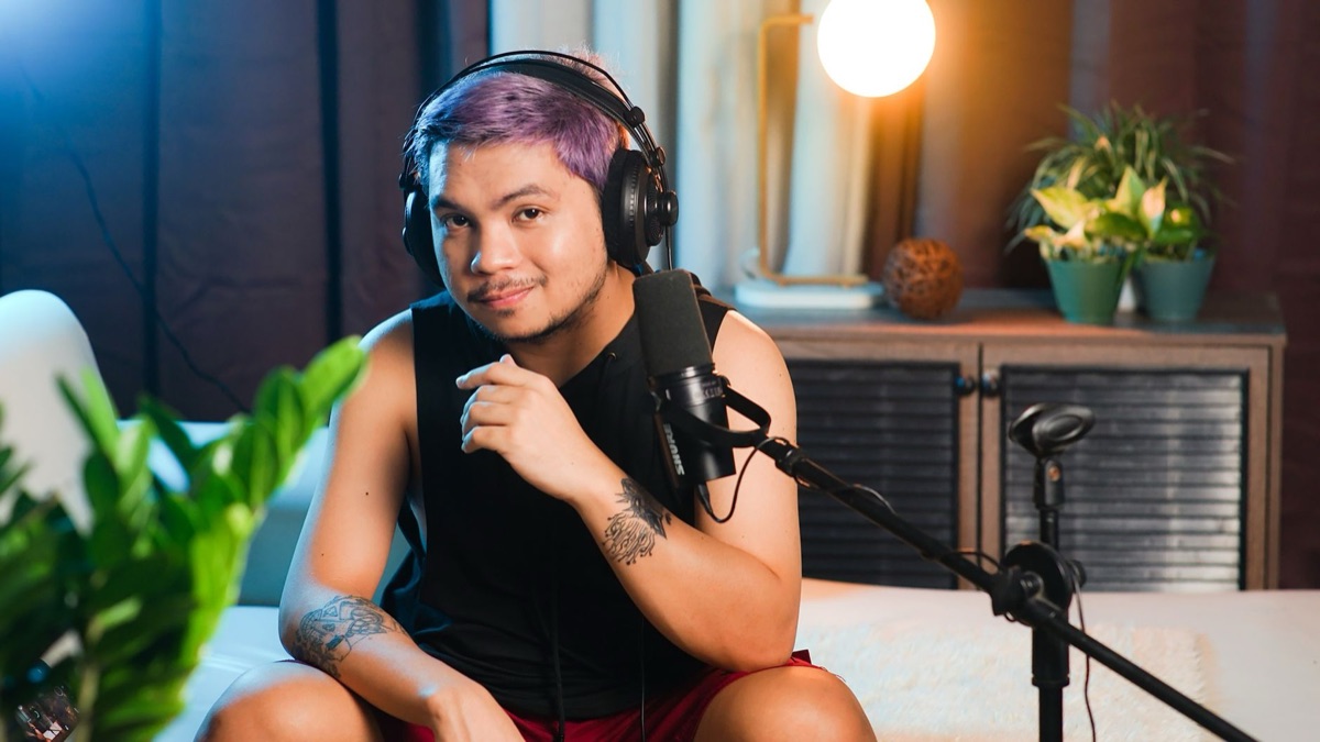 Filipino YouTuber in global city