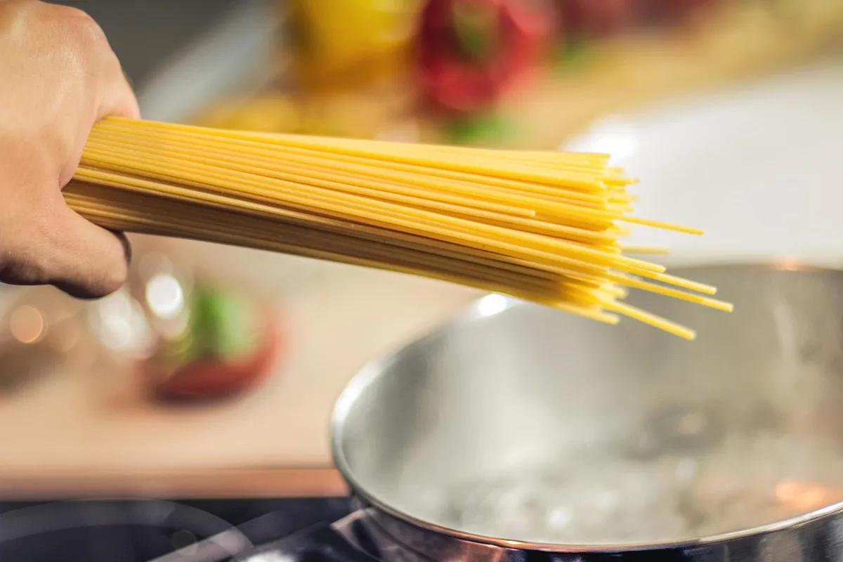 スパゲッティ、パスタ、沸騰している水、生のパスタ、鍋でパスタを茹でる、手で持つ、イタリアン料理、パスタ、調理、食品、イタリアン、沸騰、鍋
